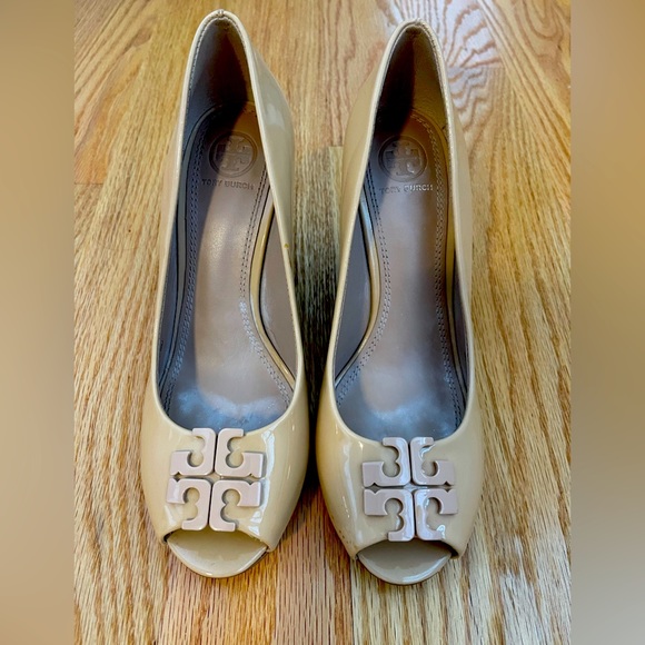 Tory Burch Shoes - Tory Burch beige / natural wedges - size 8